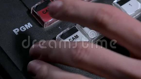 在电视拍摄过程中电影导演的手正在触摸控制面板上的钥匙视频的预览图