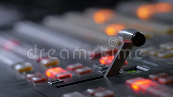 在演播室的电视拍摄过程中电视导演在控制面板上移动手柄视频的预览图