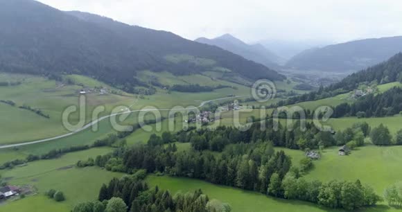 在美丽的日子里用无人机在令人惊叹的风景中拍摄空中视频视频的预览图