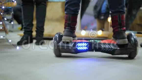 客户测试电池驱动自平衡滑板车在商场玩得开心视频的预览图