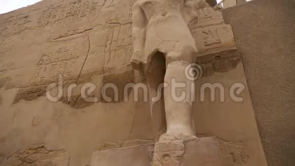 卡尔纳克埃及神庙象形文字和雕像视频的预览图