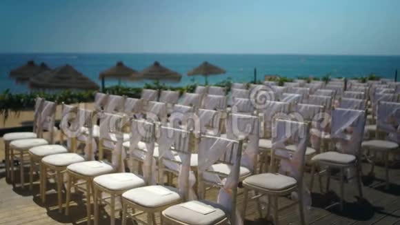 海滩婚礼视频的预览图