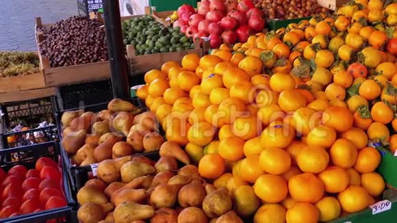 在街头市场展示各种水果柿子橘子梨等视频的预览图