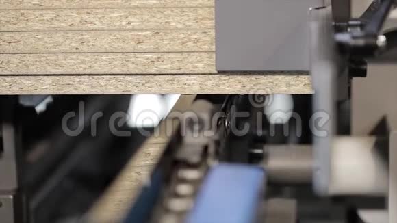 现代木工加工数控工业木工机床的工作机制视频的预览图