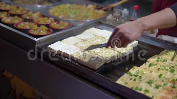 特写慢镜头拍摄了许多东方街头食物在一条步行街游中国概念外来食物视频的预览图