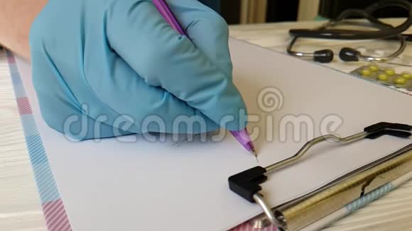 医生用手套笔写纸处方视频的预览图