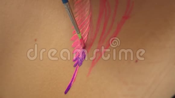 身上的紫色花纹设计视频的预览图