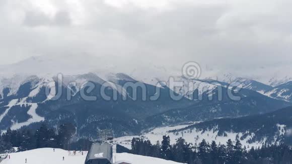 鸟瞰雪山和滑雪场视频的预览图