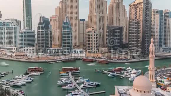 迪拜码头的游艇旁有AlRahim清真寺和住宅塔和摩天大楼视频的预览图