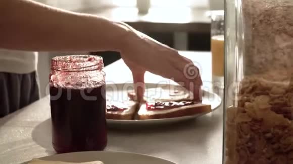 在厨房特写的早餐中烹制带有果酱的烤面包视频的预览图