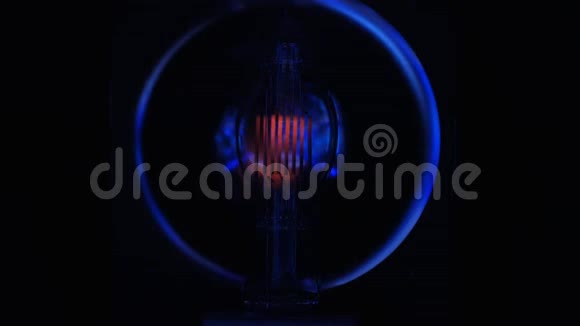 卤素专业灯是从黑暗中点亮的照明明亮特写视频的预览图