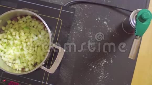 把苹果和融化的糖混在一起的糖果手视频的预览图