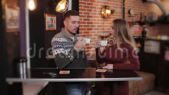 年轻夫妇在酒吧喝咖啡和交谈视频的预览图