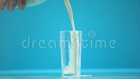 手把牛奶倒在桌子上健康营养奶制品早餐视频的预览图