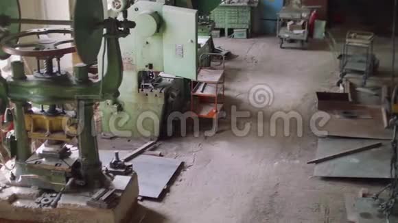 旧厂房中古老机器的全景视频的预览图