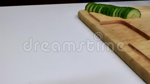 一个人切黄瓜做沙拉厨师是切片黄瓜视频的预览图