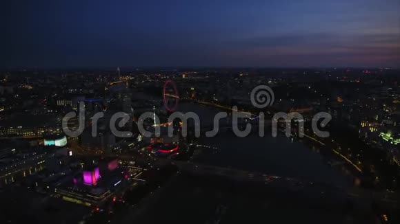 伦敦市中心建筑在空中无人机河泰晤士河全景城市景观中的明亮夜光视频的预览图