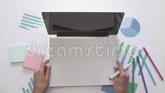 商业概念女人在笔记本电脑上写2019年计划办公室桌面视频的预览图