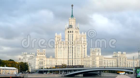 俄罗斯莫斯科初秋白天的Kotelnicheskaya银行大楼视频的预览图