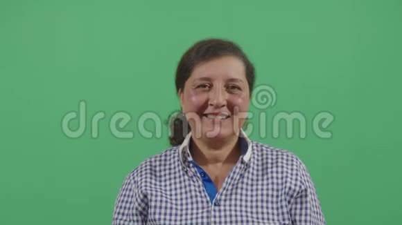 女人微笑的表情视频的预览图