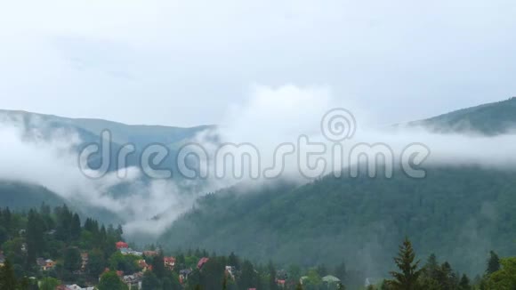 夏日的云在山上和村庄上空移动视频的预览图