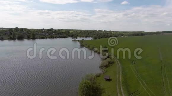 湖泊和田野的空中录像视频的预览图