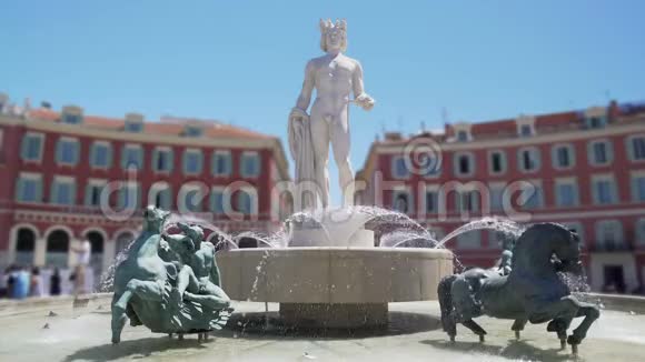 法国尼斯地标太阳喷泉中心巨大的白色大理石阿波罗雕像视频的预览图