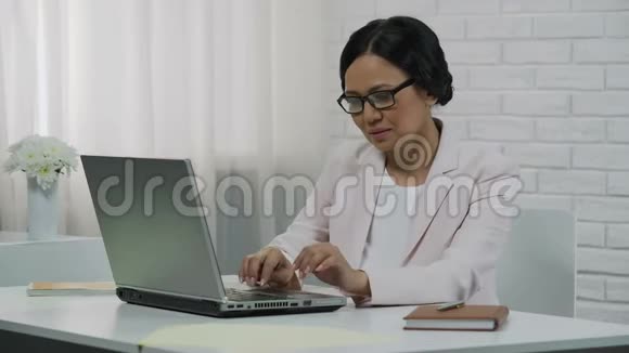 中年女老板手提电脑成功自信的女商人视频的预览图