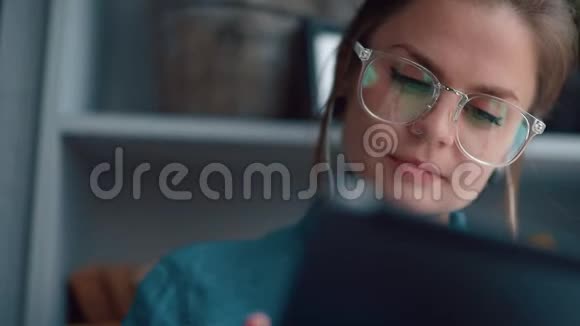 带平板电脑的现代女孩读一本书或在互联网上交流视频的预览图