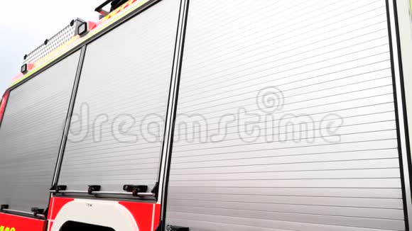 一辆红色消防车的侧面视频的预览图