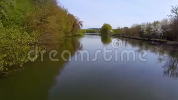 空中观景台飞越美丽的河流空中摄影机拍摄视频的预览图