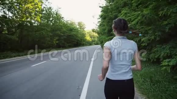 在农村开放的道路上奔跑的女子视频的预览图