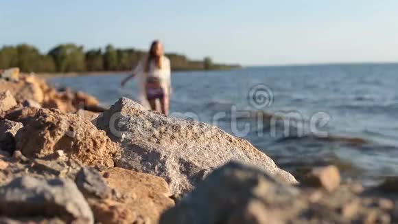 年轻貌美的女子赤脚走在海边视频的预览图