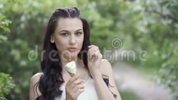 美女在公园里吃冰淇淋视频的预览图