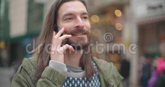 在一个城市的户外打电话的时髦男人的特写镜头视频的预览图