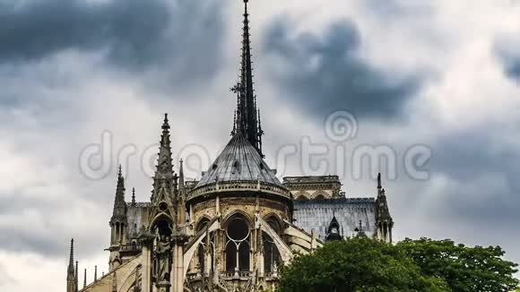巴黎圣母院大教堂东侧的哥特式建筑风格旅游视频的预览图