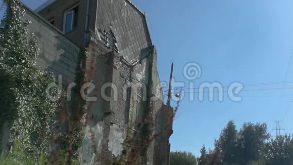 破碎的废弃房子视频的预览图