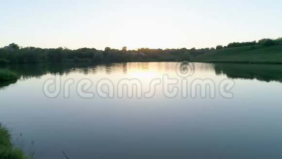 夏日的余晖中绿树成荫的河流景观映衬着天堂视频的预览图