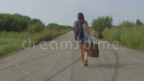 女人带着手提箱走在路上视频的预览图
