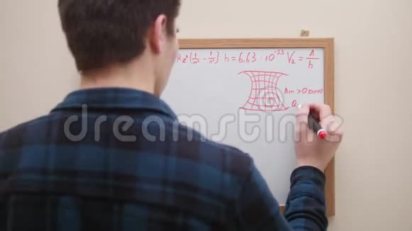 在白板上用记号笔书写和绘制公式图表视频的预览图