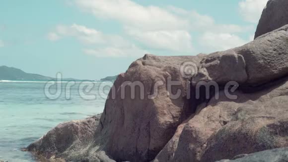 塞舌尔普拉斯林岛在海里的岩石美丽的海景蓝色干净的水旅游度假旅游理念视频的预览图