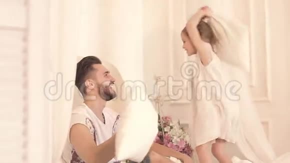 父亲和女儿带着枕头玩得开心的样子视频的预览图