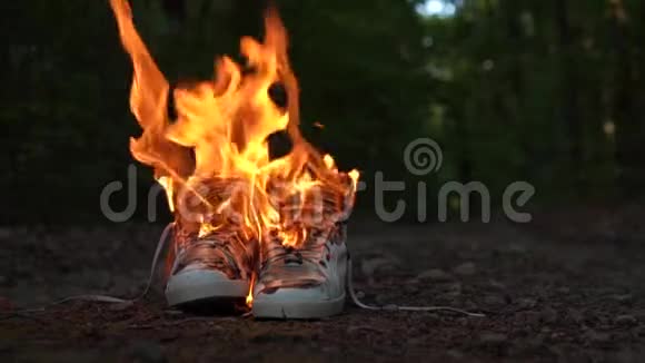 用白色高球鞋在森林里的乡村道路上燃烧视频的预览图