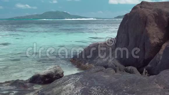 塞舌尔普拉斯林岛在海里的岩石美丽的海景蓝色干净的水旅游度假旅游理念视频的预览图