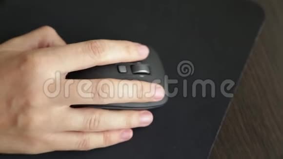女性手上电脑鼠标视频的预览图