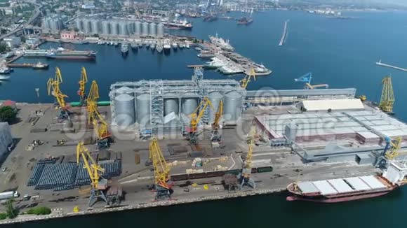 敖德萨海洋贸易港空中勘测视频的预览图