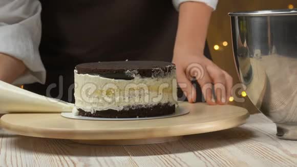 糖果师旋转蛋糕从糕点袋装饰视频的预览图