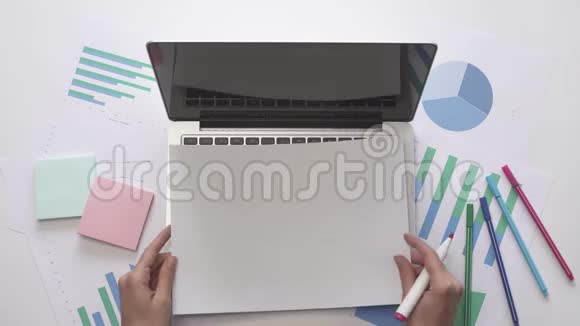 商业概念女人在笔记本电脑上的一张纸上写2019年计划视频的预览图