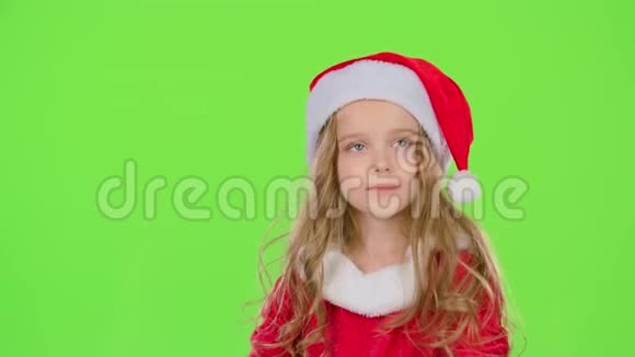 孩子手里拿着一个礼品盒微笑着绿色屏幕慢动作视频的预览图