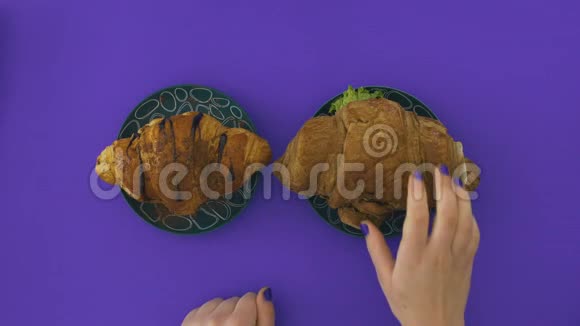 女性禁止自己吃羊角面包视频的预览图
